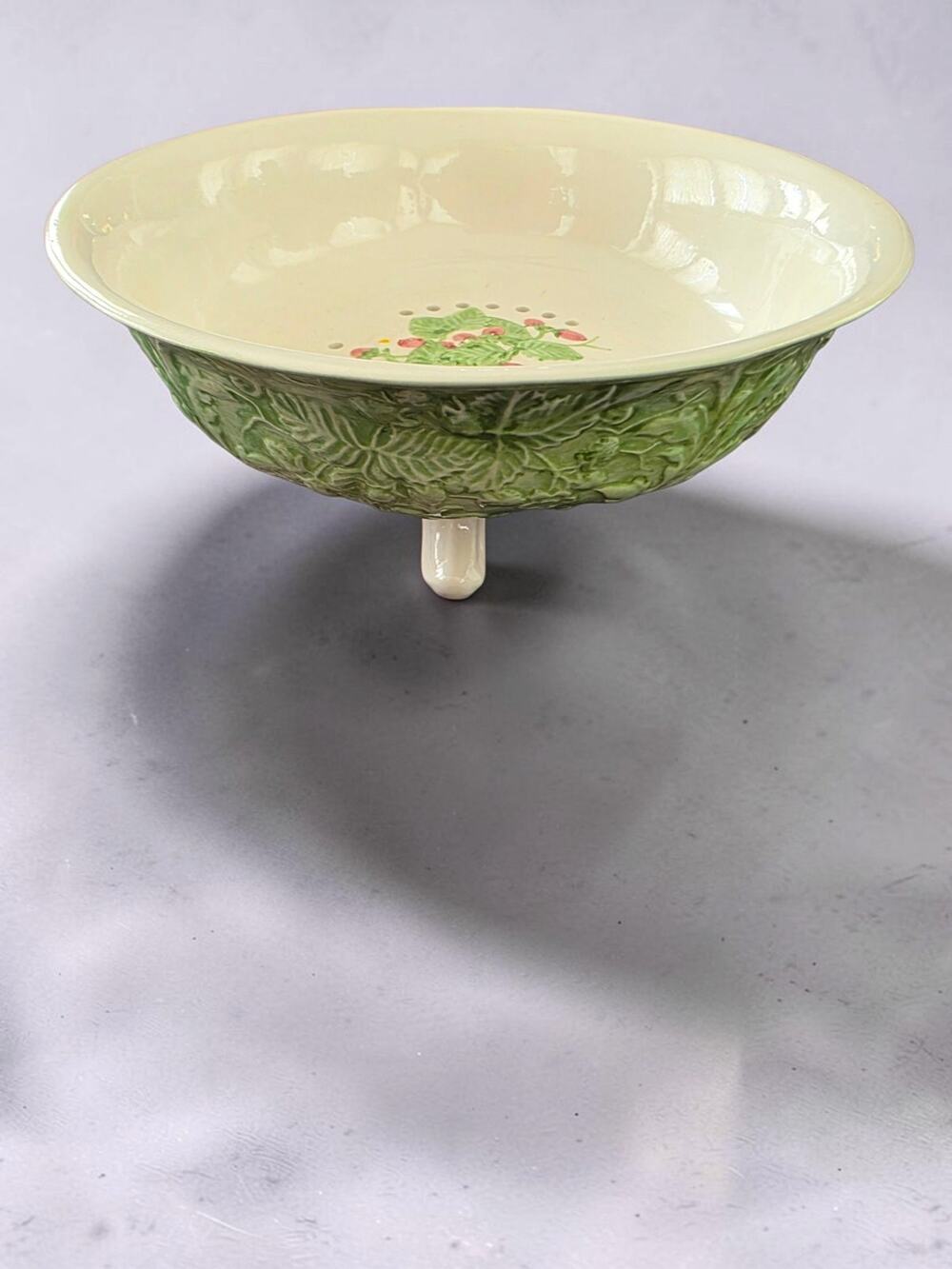 Mottahedeh Strawberry Strainer Colander Bowl Green Cream Footed Ceramic Vintage